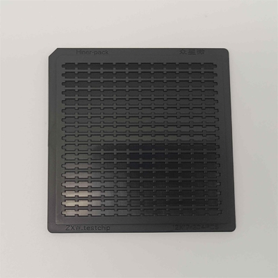 Ein guter Preis. Ladende IC-Teile heben Struktur-Waffel-Satz mit Pinzette auf Online